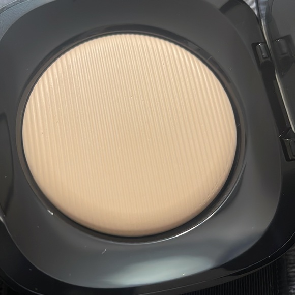 Marc Jacobs Ivory 120 Perfection Powder - Picture 3 of 6